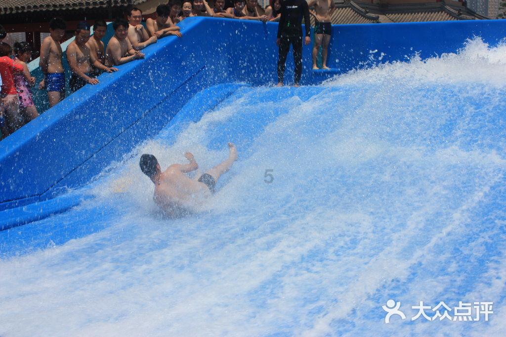 白袜清纯、丰韵迷人！35岁的林允儿颜值还是很能打